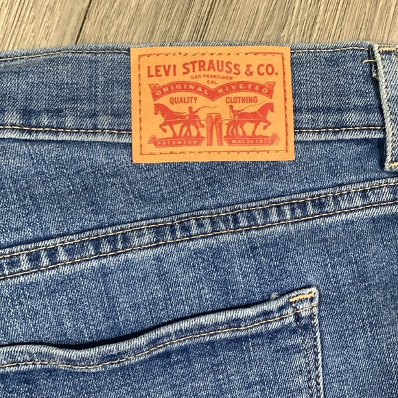 Levi’s Medium Wash “Classic Shorts” Stretch Denim 5 Pocket Style size 32 - Picture 5 of 12